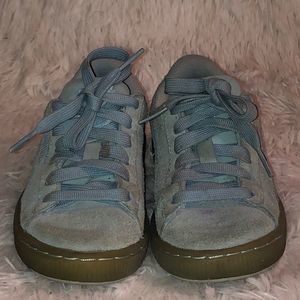 🌈Puma suede blue low top girl sneakers sz13